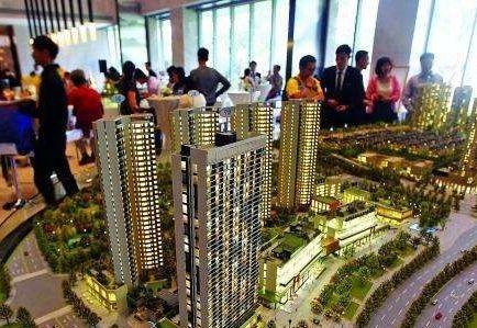 　相比往年，深圳今年的楼市小阳春来得要晚一些。  　　深圳住建局房产信息平台显示，五月新房成交4788套、二手房成交9042套，两个数据同比去年同期相差大约0.1%，出入不大。而放在过往6个月的时间轴内比较，深圳目前的成交量已经在疫情低谷之后逐渐上扬。乐有家、诸葛找房等多个第三方机构数据显示，深圳二手住宅均价已于今年四月上涨到了6万+元/㎡，并持续上行。  　　量价齐涨的5月，不少人已不满足于按揭贷，正尝试利用信用贷来撬动房产，寄望分羹深圳楼市，“买到就是赚到”的投机风开始出现苗头。    　　然而硬币的另外一面，信贷违约的魅影却在悄然闪现，一些银行客户经理好几年都不曾遇到的抵押贷款逾期业务和断供业务开始抬头。部分银行已经开始警惕小微企业贷款潜存的逾期风险；抵押贷展期的状况也让不少客户经理变得“胆小”了起来：对小微企业的贷款审查变严格了。  　　这个夏天缤纷而焦灼。在资金链紧张边缘挣扎的企业、苦于供楼的个人、正灵活套取各种信贷产品投入楼市打新的淘金客们，共同构成深圳楼市魔幻小阳春的一道独特风景线。  　　楼市断供和抵押贷逾期抬头  　　在中国农业银行深圳一支行零售信贷部工作近十年的林丽最近有些烦。服务中小微企业客户近十年，她五月份手头已经接手了两笔贷款逾期业务。过去，她好几年才会遇到一笔贷款逾期业务。这段时间，银行客户经理们好几年都不曾遇到的贷款逾期“黑天鹅”业务如今开始出现了。  　　另一银行经理张敏也不幸踩雷。她的这位客户在深圳宝安区沙井经营了一家四五十人规模的模具厂。前后十几年，历经2008年金融危机，工厂业务整体平稳，老板在今年春节过后也就没太在意疫情对业务带来的冲击。孰料上游大客户四月底临时告知订单要减半，模具厂的经营状况开始断崖式下滑。    　　“中型企业一般预留两三个月现金。开小厂的老板基本都是一有钱就立刻投入生产了，也很少有心思搞副业做投资，老板也就预留了一个月现金。现在撑不过来，已经办了贷款展期。”张敏言及这一切不甚唏嘘，以前银行面临的企业抵押贷逾期情形无非是企业间闹经济纠纷。如今，经手的抵押贷逾期业务不少源于产业链传导而来。  　　幸运的是，林丽和张敏经手的客户都办理了贷款展期，这在往年是不大可能的。  　　今年3月，《关于对中小微企业贷款实施临时性延期还本付息的通知》（下称“《通知》”）允许小微企业还本付息日期延至2020年6月30日。这也让资金紧绷，一时间难以还款付息的企业获得了喘气的机会。  　　相对于小微企业逾期，个人按揭贷款暂时稳定，但也有国有银行深圳分行人士向第一财经记者表示，按揭违约相比去年同期有增加，多是因公司倒闭失去供房收入。  　　“以前每个月大概有几个客户断供；最近每个月大概有十几个客户咨询断供的事情，但是黄瓜视频APP黄也会综合贷款人情况办理延长贷款期限、转按揭，走到出售房屋那一步的客户还不多。”上述国有银行深圳一分行人士直言，但是这类现象有增多苗头。  　　对于部分银行人士感受到的贷款客户的微妙变化，经营小微企业的业内人士、拍卖人士有着类似的感受。  　　常年活跃在企业圈、拍卖圈的王昌尔向第一财经记者表示，“黄瓜视频APP黄目前接手的拍卖资产比去年同期有增加但不明显，下半年会慢慢多起来，毕竟走完拍卖流程也需要时间。”  　　多位银行人士在接受第一财经记者采访之际均有表达，抵押贷逾期、个人房贷断供的现象开始慢慢“抬头”了，但是断供“潮”尚未到来。这其中的原因在于，深圳的房价抗跌性强。即便企业主无路可走将房子入市也能录得一个看涨的估值，不至于走到面临破产起诉查封拍卖及缴纳违约利息、个人征信上榜银行“黑名单”的窘境。  　　即便如此，部分银行已经开始警惕小微企业贷款潜存的逾期风险。  　　“黄瓜视频APP黄支行行长在周会上也提到了这点，让大家最近多梳理手头的中小微企业客户，摸底企业的经营情况、产业链上下游状况，跟企业客户沟通频度要密一点。”林丽直言。  　　抵押贷展期的状况也让不少客户经理变得“胆小”了起来：对小微企业的贷款审查变严格了。  　　“三四月，有小微企业贷款贴息政策支持的时候，银行贷前审查需要到企业经营场所拍照存档，审核红本房屋估价的七成、公司一年流水的六成能否覆盖贷款额度，才能敲定放款与否；现在黄瓜视频APP黄还会查验小微企业上年度营业收入及净利润、上年度纳税额、员工人数、近两年纳税证明及近三年财务报表等资料。”  　　一位不愿具名的股份制商业银行福田区支行的负责人士透露，悄悄收紧放款门槛是考虑到企业展期、续贷现象开始增多，不想造成银行不良资产增多。  　　“淘金客”套用信贷资金  　　即便风险隐现，个人按揭贷仍是深圳各大银行的香饽饽。  　　据乐有家研究中心数据监控显示，2019年至2020年4月深圳一共交易了15万套房子。其中一次性付款占比不到1成，15万套房子里有13万套便采用了按揭贷款的支付方式。而不需要抵质押或者第三方进行担保的信用贷在部分银行的风头甚至盖过了按揭贷。  　　“我手头就排着四五个信用贷客户，都是些贷款信誉记录不错且个人收入来源有保障的客户。”民生银行深圳一支行的刘姓客户经理告诉第一财经记者。  　　如今的信用贷热度明显高于往年。多家银行人士言及信用贷，只是感受不一，但均向第一财经记者表示，信用贷相比去年有增加。  　　其实，受到不少人追捧的信用贷用起来也不是没有风险的。如果贷款人申请了信用贷并且已经用了，会在贷款人征信记录上有所体现。在申请住房按揭贷的时候银行可能会要求贷款人说明首付款的来源，如果提供不了首付款来源的证明，银行可能会要求贷款人提前结清贷款，甚至直接拒批。与此同时，深圳的多家银行都要求信用贷款三年内还清，少数银行要求贷款人的信用贷业务于一年内结清。  　　第一财经记者了解到，对于没有公司没有房产的贷款客户来说，一般银行提供的信用贷上限是三十万元，贷款人可以选择向两三家银行申请信用贷，筹得百万元资金。  　　换言之，贷款人通过信用贷工具适度加杠杆可以助力自身搭上买房的车；但另一方面，它的还款期限又会给到贷款人还款压力，信用贷不良也会直接影响个人按揭贷业务的申请、个人的征信记录等。  　　鉴于信用贷的诸多限制，这些敢于同一时间去找两三家银行申请信用贷，凑足百万元资金投向楼市的客户，多半都对深圳楼市报以极高的热忱，且具有更强的购买力和更稳定的支付力。  　　“我经手的信用贷客户，一次性贷到三十万上限的基本上都是奔着二套房去的。”深圳一家股份制银行黄姓人士表示，深圳楼市这几个月价格持续上行给了不少刚需客和投资客上车的动力。  　　“信用贷一旦出现贷款逾期，因为缺乏抵押物清收很困难，黄瓜视频APP黄审批办理要求一直很严。但是深圳优质客户多，至少我经手的客户这两个月有增多，基本上都是在大企业工作的金领人群，去买房投资的。”黄姓人士续称，楼市的投资回报率给了加杠杆客户人群信心。  　　第一财经采访了一位凭借信用贷搭上二套房快车的淘金者张弛，在深圳打拼的十年，他亲眼见证了深圳楼市的快速上涨。  　　2010年的深圳新房价格是2字头（2万+）。其中变化最大的当属2015-2016年，深圳房价从3字头直接跳到到5字头，主因是2015年330政策放松了限购限贷，以及深圳整体经济大环境的迅猛发展。自2017年开始，政府严控楼市，打击炒房投资客，为保障刚需权益推出了系列新政，才促使深圳新房价格渐趋平稳，近3年涨幅仅3%。  　　乐有家研究中心数据显示，十年间深圳房价总涨幅178%，领先国内诸多城市。今年疫情期间，深圳楼市仍呈上涨之势。此前，深圳二手住宅均价还在5.7万元/㎡水平，到2020年4月，均价上涨到了6万+元/㎡。同时，楼市成交也快速回暖，5月深圳二手住宅过户量再度突破8000套，创近半年新高，但距离去年末还略有差距。  　　在张弛及他身边的人看来，房子无疑是实现财富快速增值及拉开阶层差距的第一大法宝。这也令他及身边人动用信用贷撬动二手房的信心和兴趣度大增。  　　高涨的楼市看不到终点  　　敢于加杠杆背后，是大多数深圳人笃信深圳楼市供需不平衡的局面暂时难以得到改变。  　　根据深圳市土地交易中心数据显示，2006-2019年间，深圳累计住宅供应730578套，年均5.2万套，放在长时间周期中，年住宅供应呈曲线下行之势；与之对应的是，常住人口从2006年的846.43万人，增加到2019年的1343.88万人，累计增加接近500万人，呈整体上行之势。  　　同时，土地供应结构性失衡，工业、商业类用地供应多、住房用地供应少的局面十余年间并未得到扭转。美联物业根据官方公开出让的土地数据统计显示，过去14年里，深圳居住、商业、工业三类用地结构的分别占比分别是：17%、10%和53%。  　　结构性失衡推导下，深圳购房需求在三月疫情缓和后便密集释放，市场快速从四月份的部分片区过热到现在量价齐升。  　　同时，房企们的拿地信心也正在快速被点燃。5月，深圳房企龙光地产拿下的深圳前湾片区地块，以总价116亿元占据5月全国住宅用地成交总价榜首，每平米可售楼面价超过8万元。  　　楼市热情不褪，投机风开始出现苗头，给调控再度加压。以5月为例，深圳市住建局的调控动作接二连三。  　　5月22日，住建局亲临地产中介机构现场检查，TaTa公寓、鸿荣源·壹方中心、星河丹堤、金亨利首府等一批挂牌价明显高于近期真实成交价的房源被迫下架。5月26日，针对网友投诉网红盘华强城捂盘惜售、沙井海岸城偷收喝茶费等问题，深圳市宝安住建局要求片区所有住宅新盘采取委托公证公开认筹筹钱选房的形式予以销售。  　　高价房源下架、捂盘惜售内定房源被约谈，再到近两日福田区棚改炒作遭住建局打压……主管部门操作基本上对症下药，步步紧跟，以防楼市过热。  　　住房“盘子小”的深圳也正在通过增大住宅供应，寄望打破楼市过热困局。  　　5月初，深圳发布的《2020年度建设用地供应计划》显示，年内计划供应1200公顷建设用地，与2019年计划供应量持平，其中居住用地为293.2公顷。这一居住用地的供应比例较往年有所上升，年内计划供应面积较2019年实际供应面积增加了50%。  　　这个6月，备受瞩目的光明金融界项目已经开放展示中心，而全民瞩目的润玺一期年内也将会入市。整体来看，“买到就是赚到”投机心理、刚需客的快速上车心理、开发商的拍地热情等都给深圳楼市按下了快进键。但平抑深圳房价增长，彻底打破供求不平衡的主逻辑仍将是一个漫长的过程。  　　来源：第一财经网