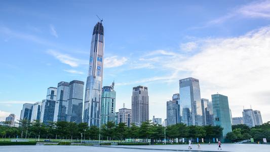“现在福田中心区换办公室的客户，大多数都是因为今年经济收入不行，承受不起这么高的租金。”在福田中心区做写字楼出租工作的中介江先生告诉《华夏时报》记者，目前中小企业搬离福田中心区的情况越来越多。  　　中原盘源系统显示，目前福田中心区的空置率总体相对较高，但个盘差别挺大，平安金融中心空置率只有10%、皇庭广场空置率为9.5%。  　　在当前经济环境下，深圳全市写字楼一边是供应量充足，空置率不断攀升。另一边一波中小企业迫于成本压力正搬离市中心区，由此导致部分写字楼的空置率居高不下，租金不断下探，招租成为一大难题。    　　近三年写字楼供应持续走高  　　随着深圳全市写字楼空置率不断攀升，租金一路下行，不少写字楼面临招租难的窘境。今年以来，随处可见写字楼招租广告以及免租信息，各中介、房东为招租费了不少心思，但收效甚微。    　　第一太平戴维斯统计数据显示，深圳市2020年第一季度平均空置率结构性环比上升1.2个百分点，达26.2%。截至季末，深圳全市平均租金下降至201.7元/平方米/月，租金指数环比下跌1.6%。  　　而值得注意的是，供应增加无疑是深圳写字楼空置率攀升的主要推手。《华夏时报》记者根据第一太平戴维斯近年来发布的写字楼报告梳理得知，从2018年起，深圳写字楼供应量再呈上升走势。数据显示，2018年深圳全年累计供应量不足80万平方米，2019年深圳全年累计供应量达107.7万平方米。截至2019年底，深圳全市甲级写字楼总存量同比上升17.7%，至715.6万平方米。  　　与此同时，第一太平戴维斯预测，深圳2020年将迎来未来五年内的甲级写字楼供应高峰，全年预计累计共有134万平方米的新增写字楼面积交付，且未来五年新增供应总计达507万平方米。随着疫情结束和经济的发展，写字楼去化速度才可能得到相应变化，但租赁市场的竞争料将持续。  　　中小企业逃离福田中心区  　　“时常可以碰到一些中小企业换租、退租的情况，陆续搬离到租金更低的地段去了。”在福田中心区做写字楼出租工作的江先生对《华夏时报》记者表示，今年受疫情影响，一些中小企业为了节约租金成本以及员工的生活成本，搬离了中心区，有些甚至搬去了龙华、龙岗区。  　　陈女士所在的一家私募公司不久前便搬离了深圳福田中心区的平安金融中心。陈女士反映，一是平安金融中心作为地标级写字楼，租金始终维持高位，且议价空间不大；二是考虑到公司今年的整体效益不如往年。从福田中心区“逃离”后，陈女士所在的公司搬至岗厦地铁站附近，虽然还是在福田区，但岗厦总体的租金水平是平安金融中心租金的一半左右。  　　《华夏时报》记者了解到，平安金融中心的租金价位一直处于福田中心区最高水平，据中介沈先生表示，目前该写字楼的租金在350-500元/平方米/月。相比于周边其他写字楼200元/平方米/月出头的租金，平安金融中心作为地标，租金也高了一倍多。  　　让利招租情况难言乐观  　　“现在招租黄瓜视频APP黄不收取承租方任何中介费，如果能和黄瓜视频APP黄签约，黄瓜视频APP黄还可以和承租企业平分佣金。”中介江先生对《华夏时报》记者表示，尤其是有一波金融公司爆雷，集体退租，后面再招租就更难了，所以有些二房东也跟着“跑路”了。  　　沈先生在深圳福田区从事写字楼出租工作已超过10年，他告诉《华夏时报》记者，近1年来，深圳写字楼租金下降了20-35%。除报价有所下跌之外，出租方给承租企业的免租期、相应折扣等方面，都有较大的让利空间。  　　与此同时，虽整体租金议价空间拉大，但仍有不少中小企业迫于中心区高昂的租金压力，选择退而求其次，往租金价格低的地段撤离。而更有甚者，一些小型的公司甚至直接搬离深圳，向东莞、惠州转移了。  　　面对不断撤离的企业，沈先生表示：“现在业主都是在诚心招租，如果公司承租面积够大、公司资质也还可以，租金方面都是很好商量。”沈先生对《华夏时报》记者表示，由于此次疫情，业主方对于资质好的企业，都会给予较多的让利空间。  　　沈先生向记者透露，目前平安金融中心A座有空置写字楼出租，而对于入驻的企业，需要事先核实企业资质。对于资质较好的企业，出租方给出的租金会有较大的优惠。“一般大型企业过来都会比较受欢迎，业主会给出合理的价格，留住客户。”沈先生表示，如果是世界500强企业，租金可以打7-8折。  　　来源：华夏时报
